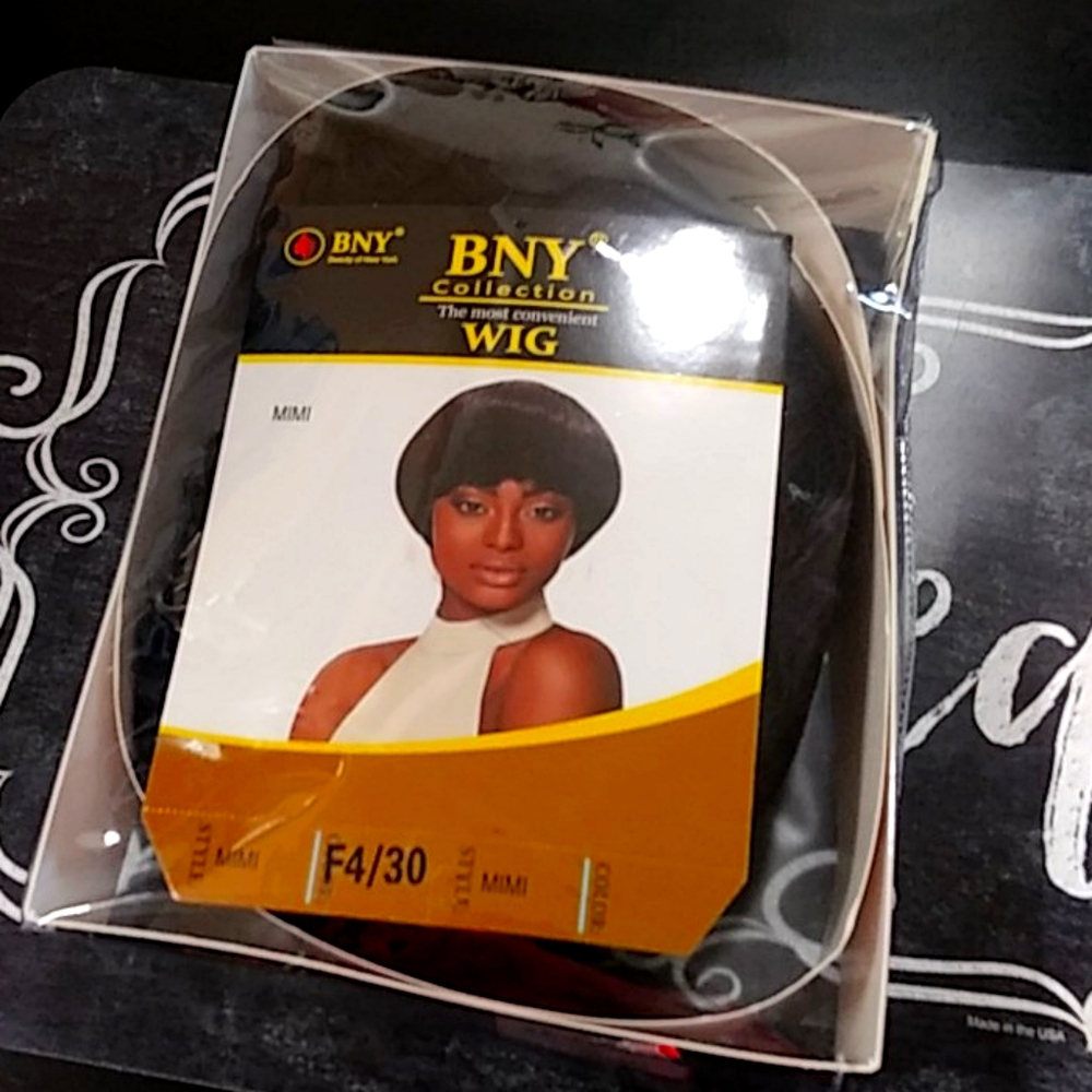 Short bob wig with brown highlight
